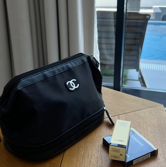 CHANEL Beauty Bigger cosmetic case/vanity travel bag💞 - Picture 1 of 16